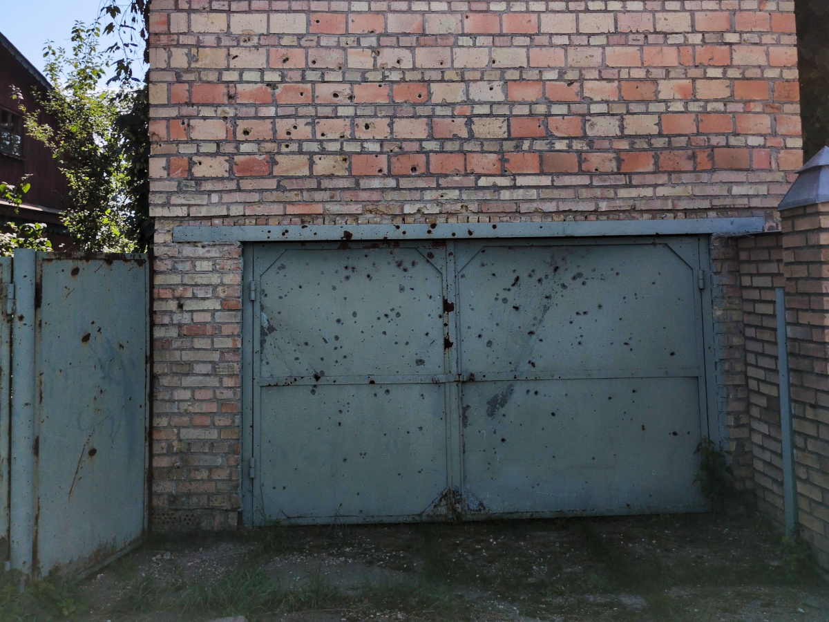 Dans les villages du nord de Kyiv, occupés par l’armée russe en 2022, les murs criblés de balles témoignent toujours de la violence de l’occupation