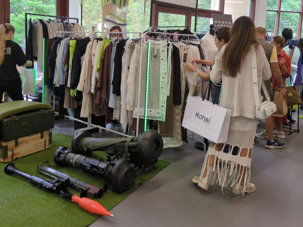 Un magasin de Kyiv dans lequel une unité tient un stand pour lever des fonds