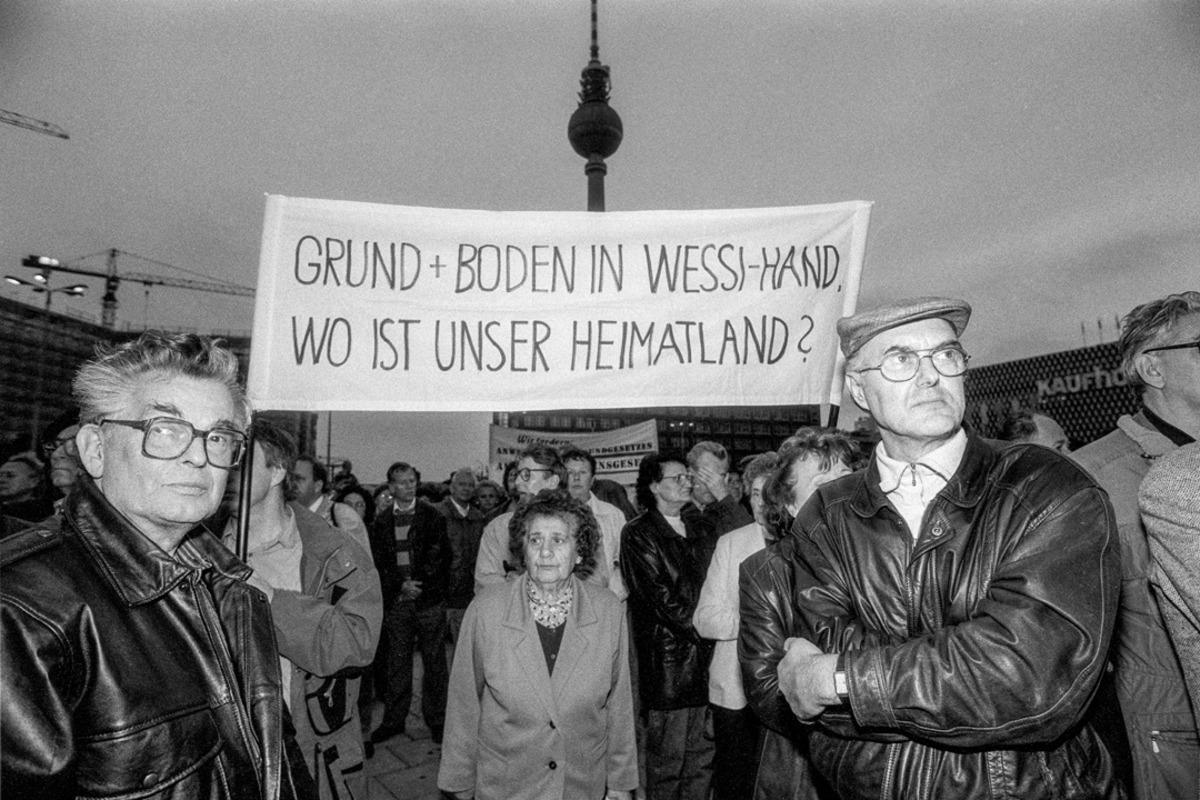 Manifestation contre le chômage et contre la réunification en octobre 1993, le jour anniversaire de cette dernière. Sur la banderole on lit : « Le foncier dans la main des gens de l’ouest, où est notre patrie ? Source: Historischer Hintergrund: Die Treuhandanstalt. Eine Einführung sur bundesstiftung-aufarbeitung.de