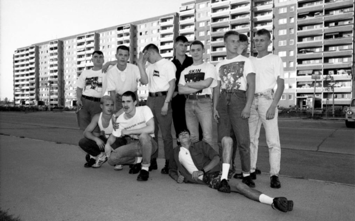 Skinheads devant un immeuble en béton à Berlin-Marzahn, au début des années 1990. Photo: Ludwig Rauch. Source: Negation und Verharmlosung sur zeitgeschichte-online.de