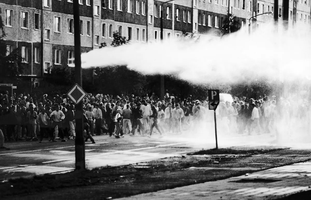 Une foule se rassemble devant le Sonnenblumenhaus à Rostock-Lichtenhagen le 23 août. Photo: Frank Hormann. Source: Nie hat es keinen Rassismus gegeben in Deutschland sur tagblatt.ch