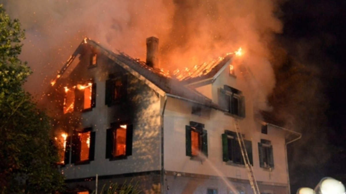 Un bâtiment vacant destiné à accueillir des demandeurs d’asile est ravagé par les flammes le 24 août 2015 à Weissach im Tal. Source: Bedrohung von Unterstützerinnen und Unterstützern sur bpb.de