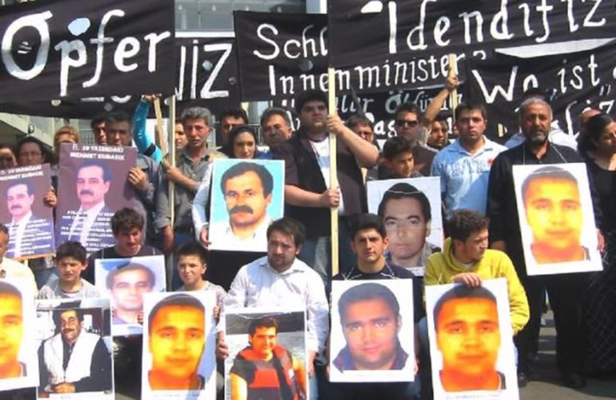 À peine caché·es. Comment des néonazi·es allemand·es ont commis dix meurtres racistes sans se faire attraper et ce que cela dit de l'État allemand