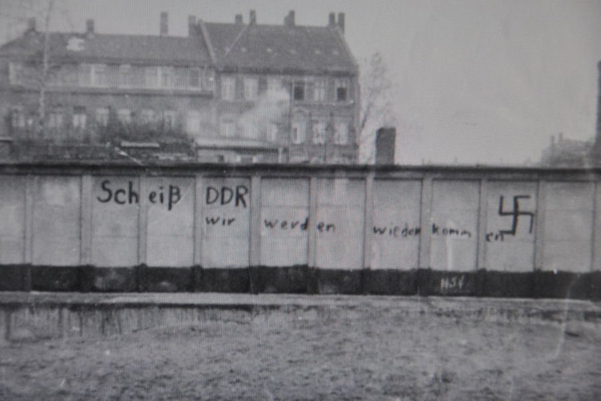 « Putain de RDA, nous reviendrons ». Graffiti annonçant le retour du nazisme, photo prise par la Stasi à Leipzig, année inconnue. Source: Ehemalige Nazis in der SED sur bpb.de