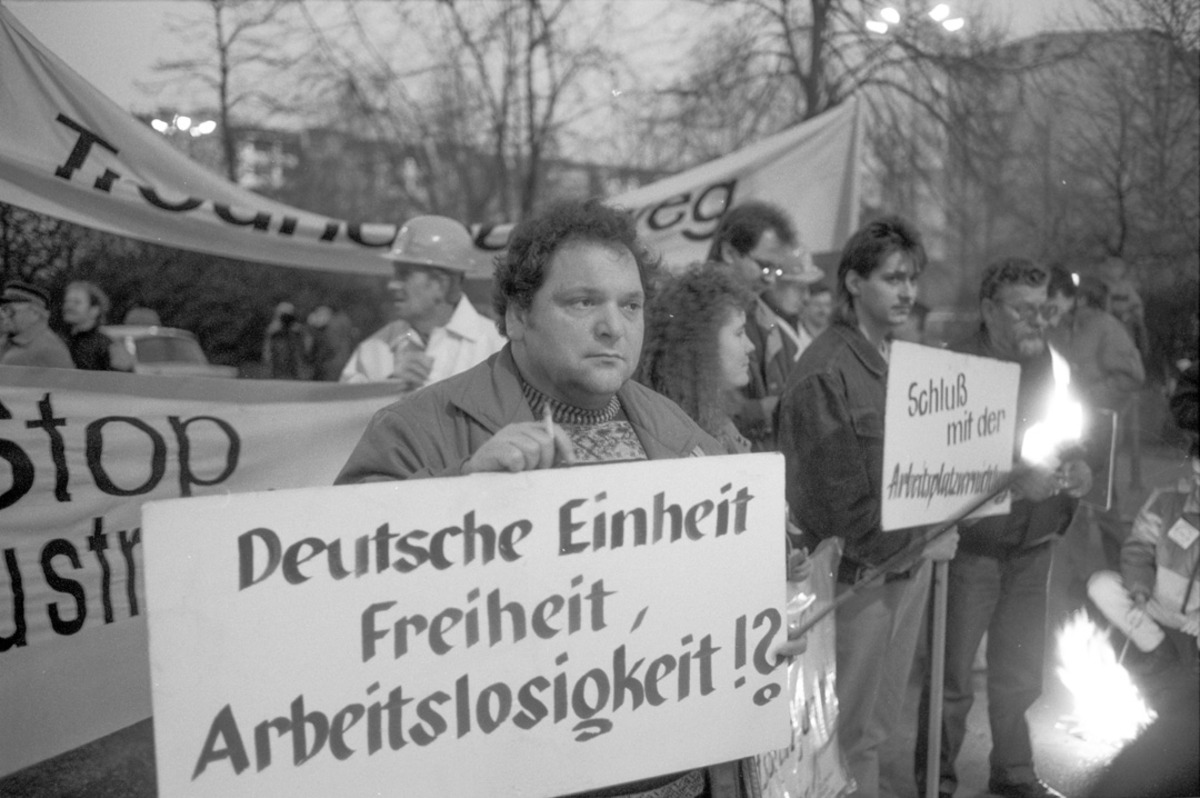 Manifestation contre les suppressions d’emplois par la Treuhand. Berlin-Est, 1992. « Unité allemande, liberté, chômage ? » Source: Historischer Hintergrund: Die Treuhandanstalt. Eine Einführung sur bundesstiftung-aufarbeitung.de