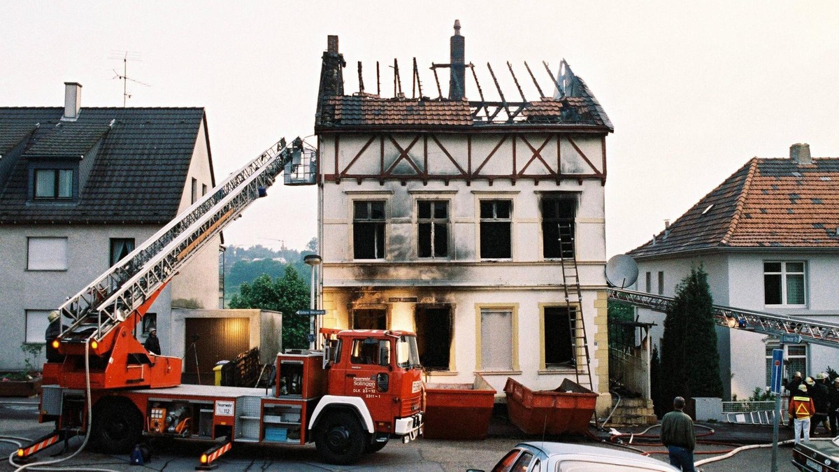 Cinq personnes ont été tuées lorsque, le 29 mai 1993, des militants d’extrême droite ont incendié une maison à Solingen. Source: Il y a 25 ans, l’incendie xénophobe de Solingen sur dw.com