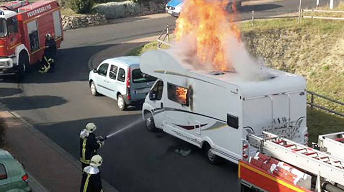 Camping-car du NSU en flammes, le 4 novembre 2011.